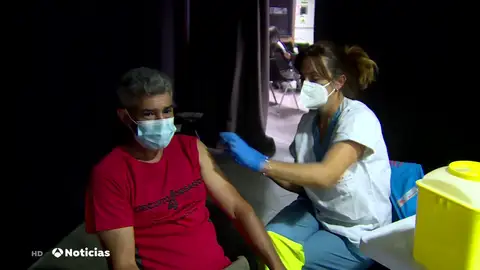 Largas colas en el Isabel Zendal y el Wizink Center para vacunarse sin cita previa Largas colas en el Isabel Zendal y el Wizink Center para vacunarse sin cita previa