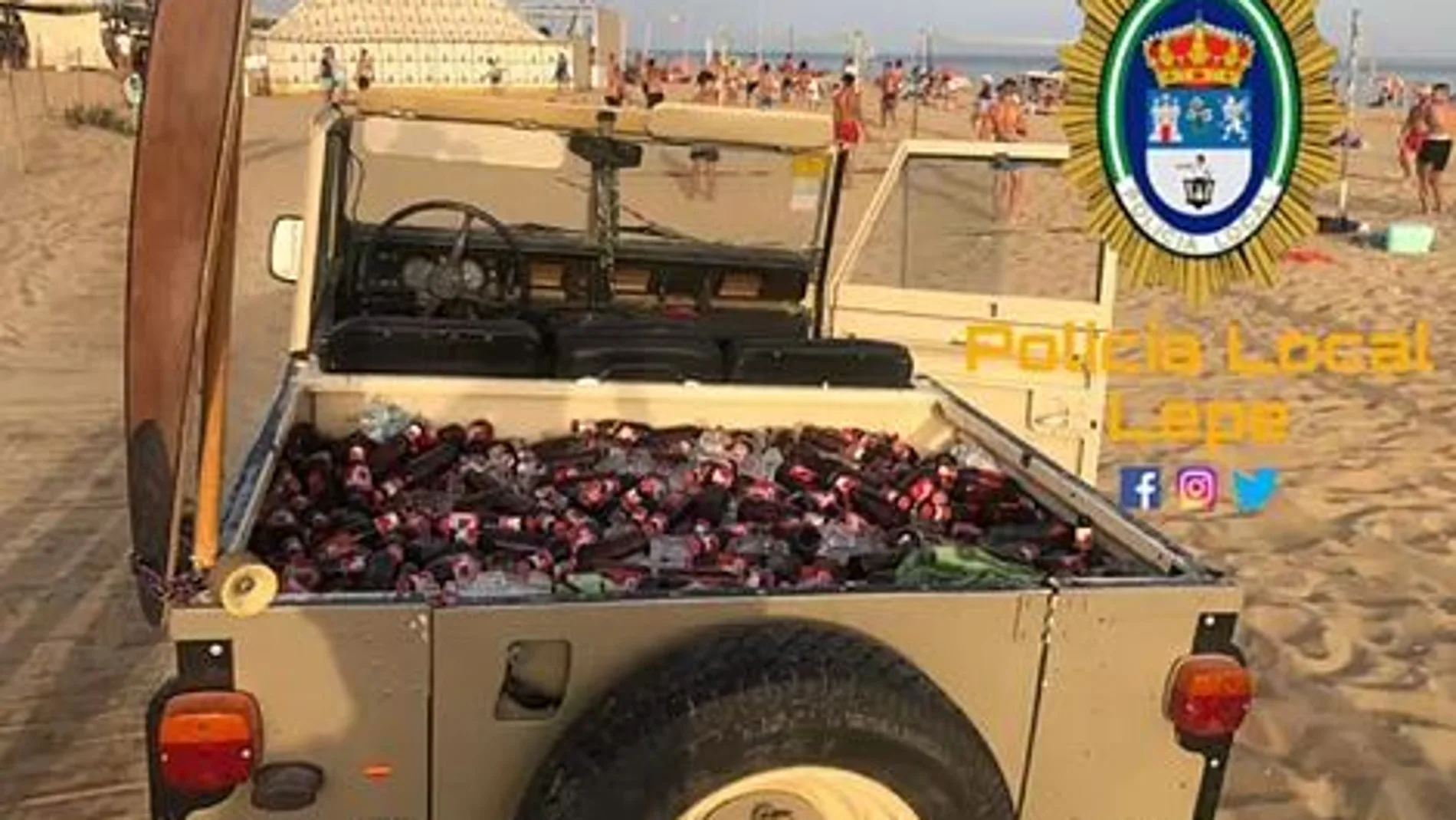 Multan a un hombre que intentaba entrar en una playa en un todoterreno con 200 botellines de cerveza Multan a un hombre que intentaba entrar en una playa en un todoterreno con 200 botellines de cerveza