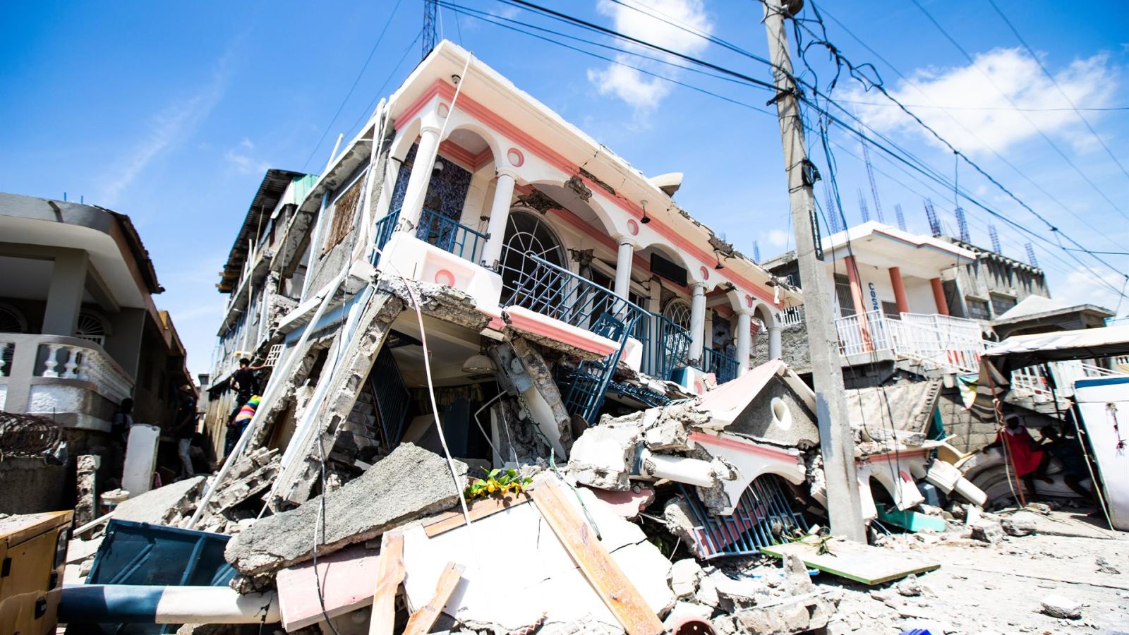 Aumenta a 724 el número de muertos en el terremoto de Haití y el primer ministro declara el estado de urgencia