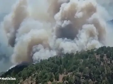 El momento en el que se estrella un avión ruso que luchaba contra los incendios en Turquía El momento en el que se estrella un avión ruso que luchaba contra los incendios en Turquía