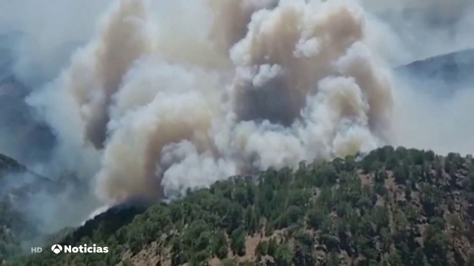 El momento en el que se estrella un avión ruso que luchaba contra los incendios en Turquía
