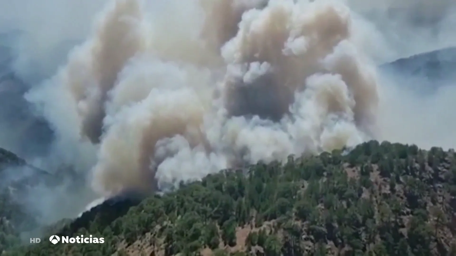 El momento en el que se estrella un avión ruso que luchaba contra los incendios en Turquía El momento en el que se estrella un avión ruso que luchaba contra los incendios en Turquía