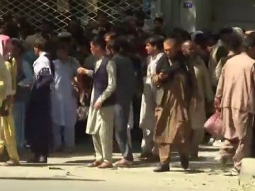 Aglomeraciones en los bancos en Kabul para retirar ahorros antes de que los talibanes tomen el poder