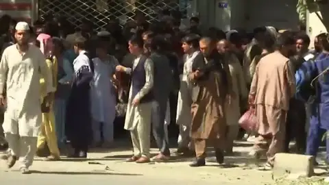 Aglomeraciones en los bancos en Kabul para retirar ahorros antes de que los talibanes tomen el poder Aglomeraciones en los bancos en Kabul para retirar ahorros antes de que los talibanes tomen el poder