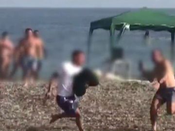 Los bañistas ayudan a detener a 2 traficantes tras quedarse encallada su narcolancha en una playa de Granada