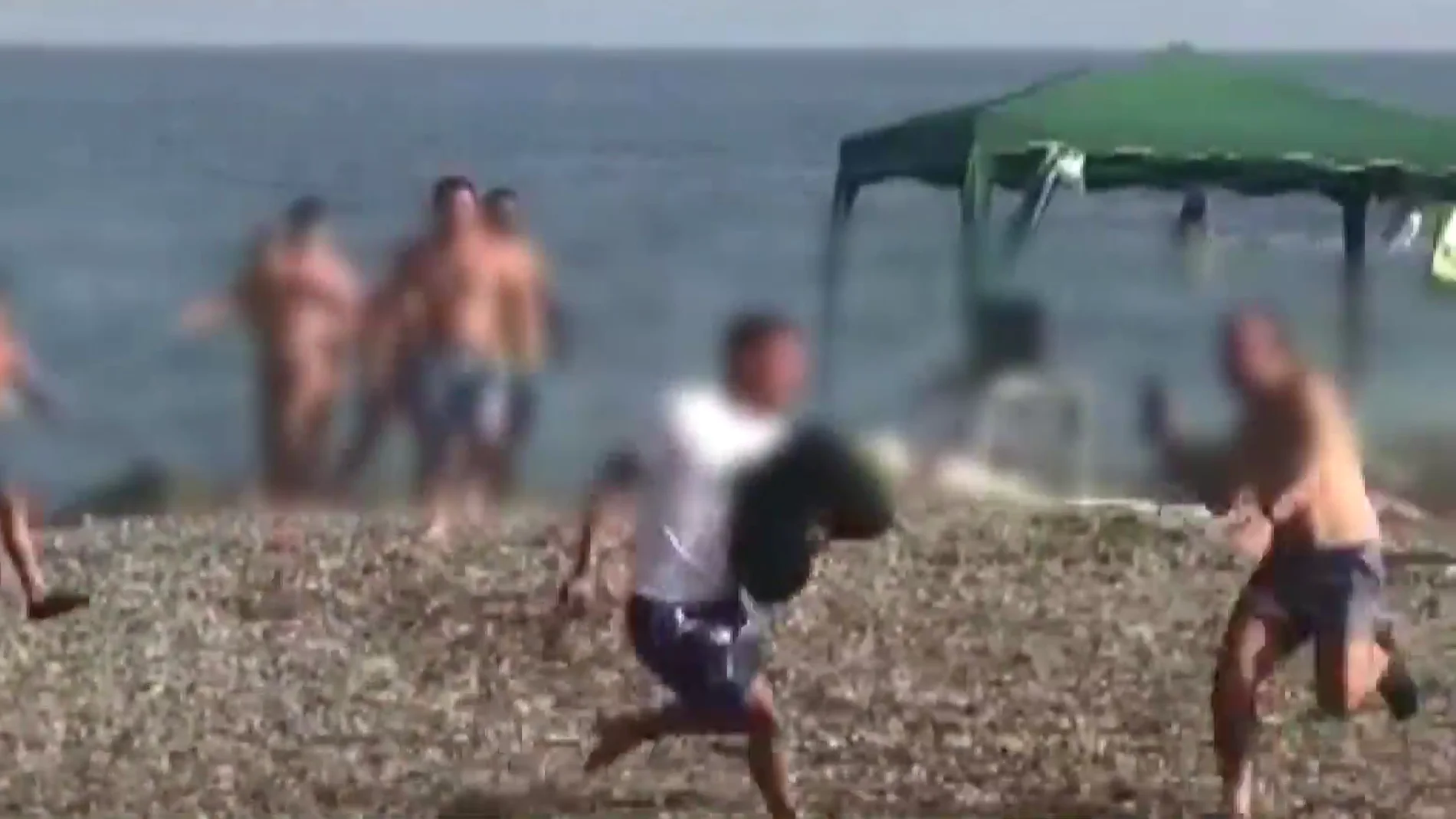 Los bañistas ayudan a detener a 2 traficantes tras quedarse encallada su narcolancha en una playa de Granada