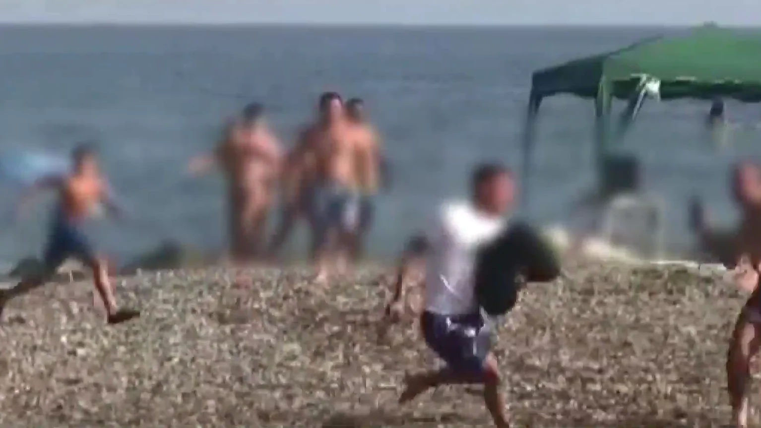 Los bañistas ayudan a detener a 2 traficantes tras quedarse encallada su narcolancha en una playa de Granada Los bañistas ayudan a detener a 2 traficantes tras quedarse encallada su narcolancha en una playa de Granada