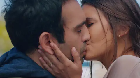 Demir y Candan: El beso más esperado, en el momento más amargo Demir y Candan: El beso más esperado, en el momento más amargo