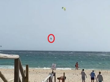 El kitesurfista Carlos Aldaravi cruza la playa de Valdevaqueros, en Cádiz, volando durante más de un minuto