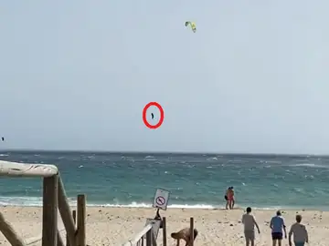 El kitesurfista Carlos Aldaravi cruza la playa de Valdevaqueros, en Cádiz, volando durante más de un minuto El kitesurfista Carlos Aldaravi cruza la playa de Valdevaqueros, en Cádiz, volando durante más de un minuto