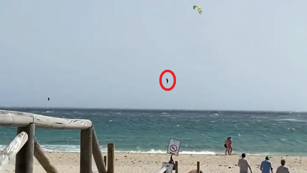 El kitesurfista Carlos Aldaravi cruza la playa de Valdevaqueros, en Cádiz, volando durante más de un minuto El kitesurfista Carlos Aldaravi cruza la playa de Valdevaqueros, en Cádiz, volando durante más de un minuto