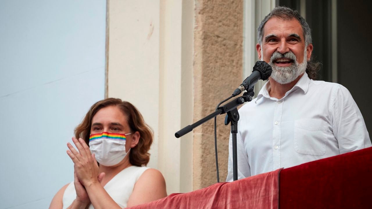 Ada Colau recibe una pitada y Jordi Cuixart sale en su ayuda durante el pregón de Gràcia - Vimarsana News