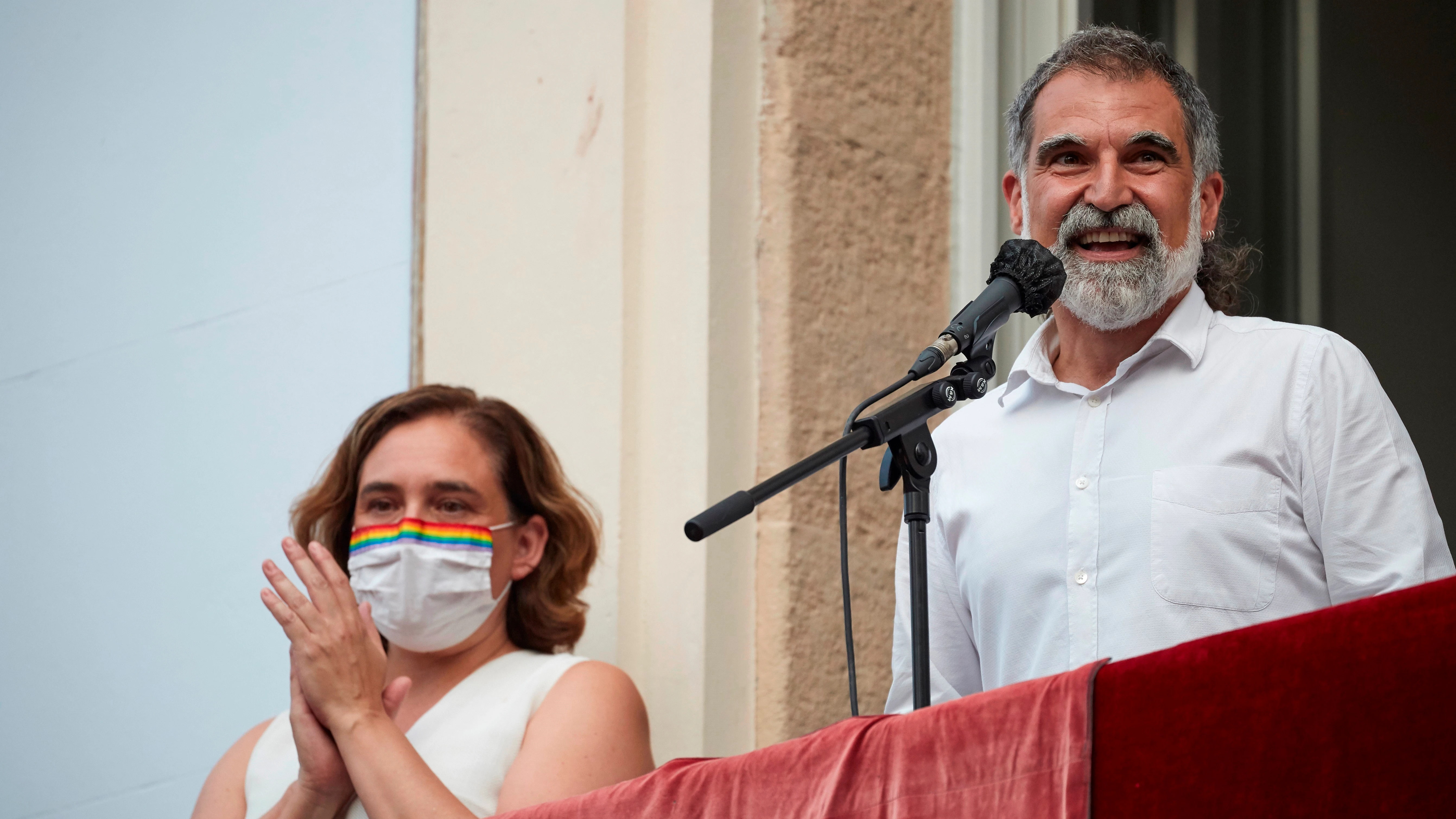 Ada Colau recibe una pitada y Jordi Cuixart sale en su ayuda durante el pregón de Gràcia Ada Colau recibe una pitada y Jordi Cuixart sale en su ayuda durante el pregón de Gràcia