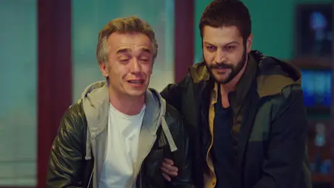 El grito desgarrador de Ugur al recibir la noticia sobre Demir: ¡No puede estar muerto! El grito desgarrador de Ugur al recibir la noticia sobre Demir: ¡No puede estar muerto!