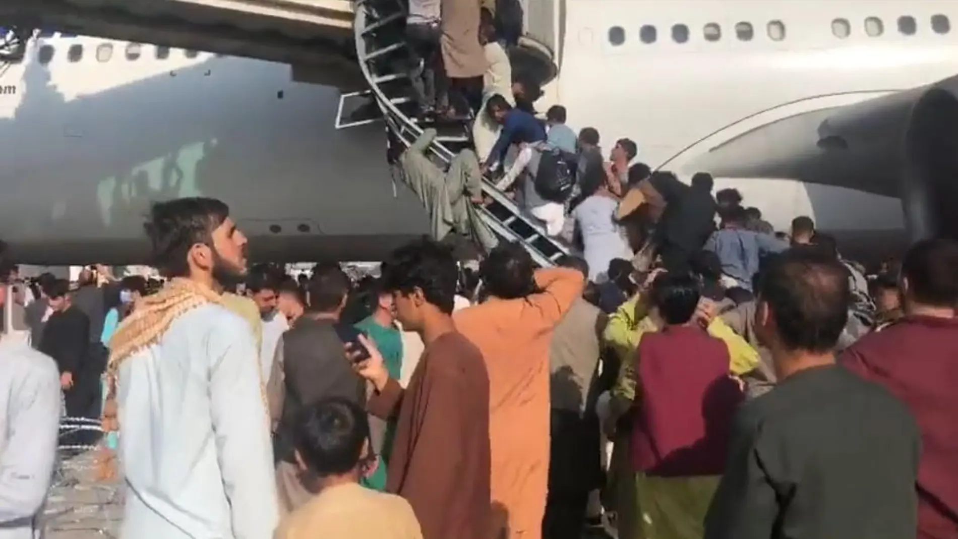 VÍDEO: Cientos de personas trepan a los aviones del aeropuerto de Kabul para huir de los talibanes en Afganistán