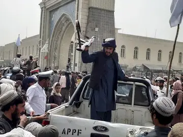 Una patrulla de talibanes en la ciudad de Kandahar, Afganistán Una patrulla de talibanes en la ciudad de Kandahar, Afganistán
