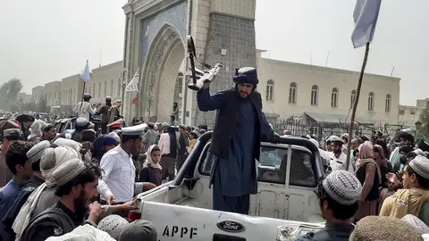 Una patrulla de talibanes en la ciudad de Kandahar, Afganistán Una patrulla de talibanes en la ciudad de Kandahar, Afganistán