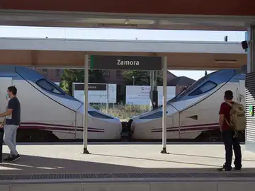 Un incendio forestal corta el tráfico viario Zamora-Orense y deja un tren parado casi dos horas Un incendio forestal corta el tráfico viario Zamora-Orense y deja un tren parado casi dos horas