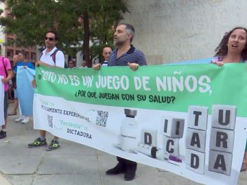 Las razones de los negacionistas en la manifestación de Madrid: "Las modifican el ADN y causan esterilidad"