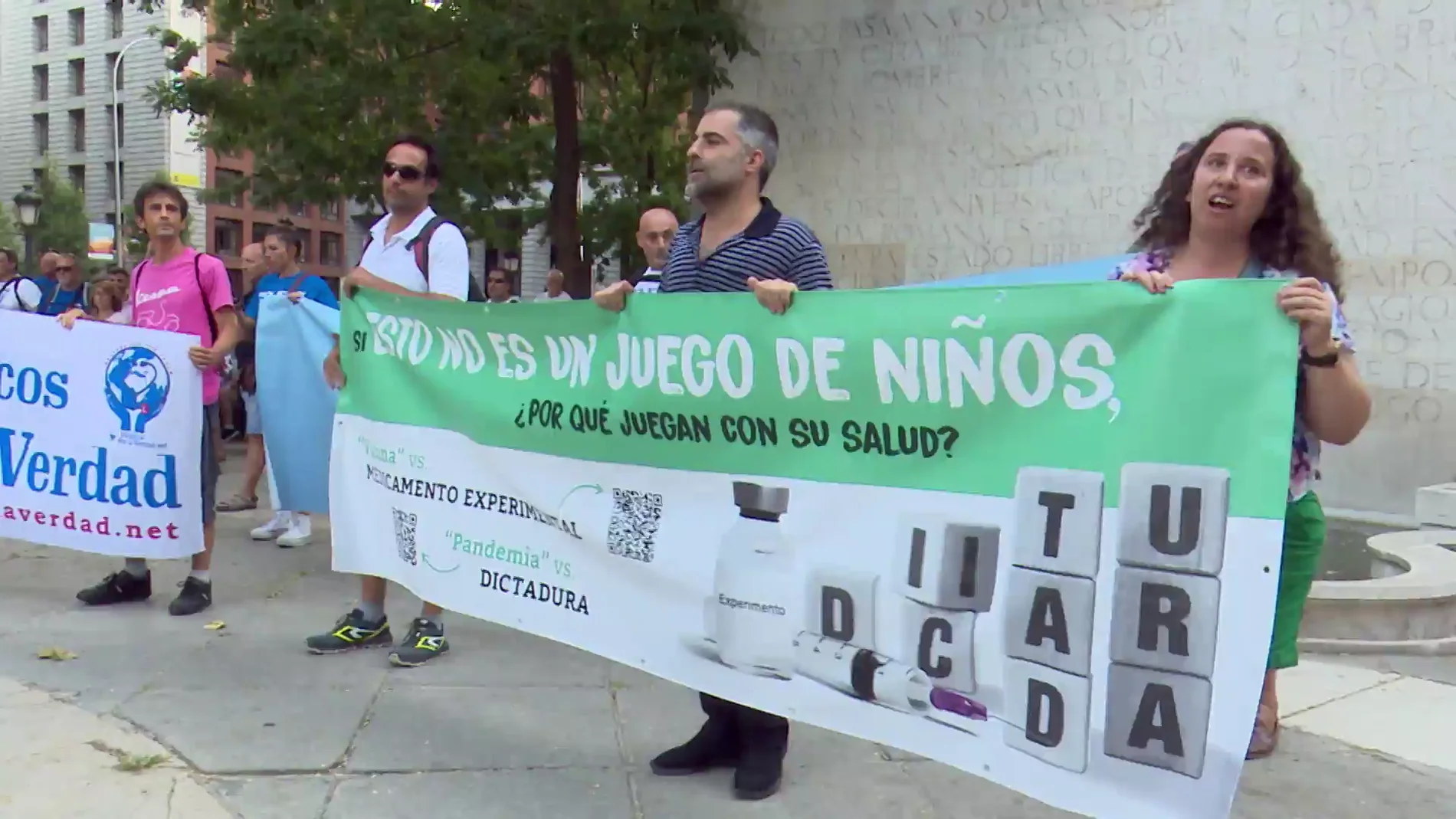 Las razones de los negacionistas en la manifestación de Madrid: "Las modifican el ADN y causan esterilidad"