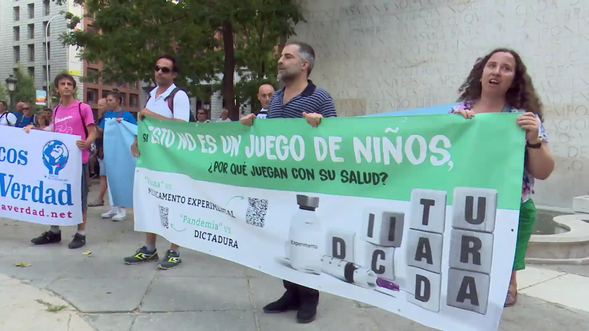 Las razones de los negacionistas en la manifestación de Madrid: "Las modifican el ADN y causan esterilidad" Las razones de los negacionistas en la manifestación de Madrid: "Las modifican el ADN y causan esterilidad"