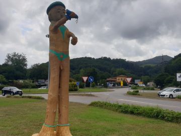 Polémica en Cangas de Onís, Asturias, por la escultura en madera de un escanciador de sidra desnudo