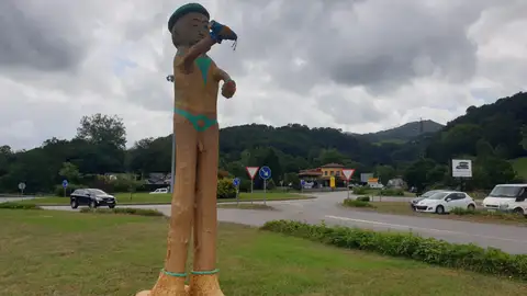 Polémica en Cangas de Onís, Asturias, por la escultura en madera de un escanciador de sidra desnudo Polémica en Cangas de Onís, Asturias, por la escultura en madera de un escanciador de sidra desnudo