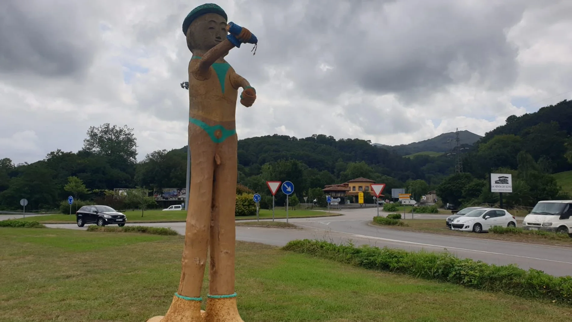 Polémica en Cangas de Onís, Asturias, por la escultura en madera de un escanciador de sidra desnudo
