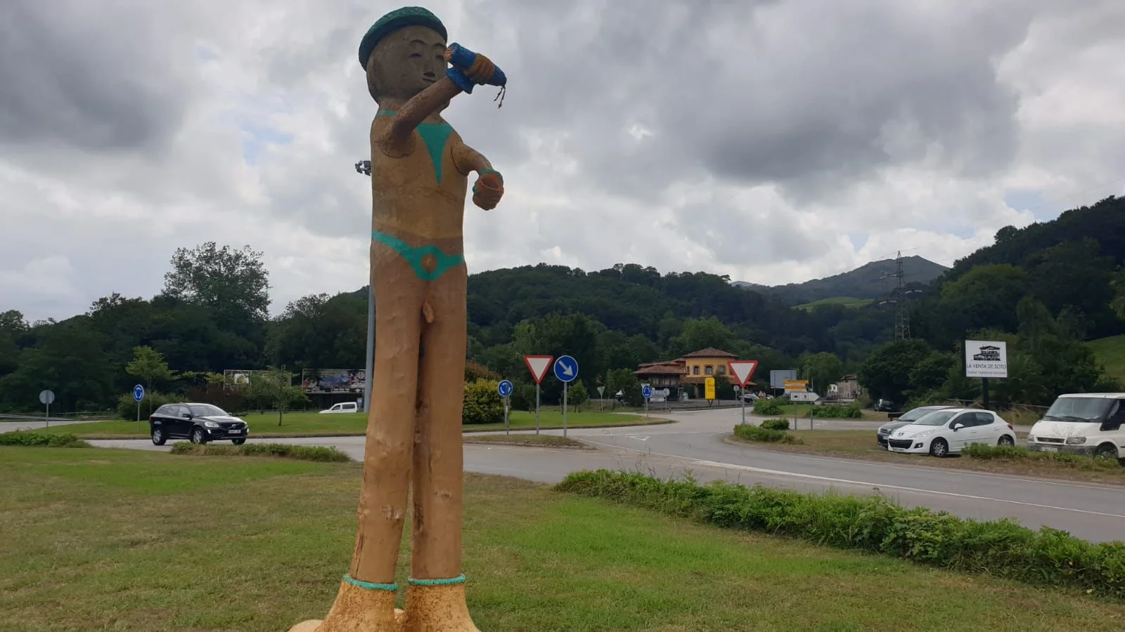 Pol&eacute;mica en Cangas de On&iacute;s, Asturias, por la escultura en madera de un escanciador de sidra desnudo