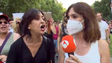 Insultos y amenazas a un equipo de Espejo Público en una manifestación negacionista contra la Covid-19
