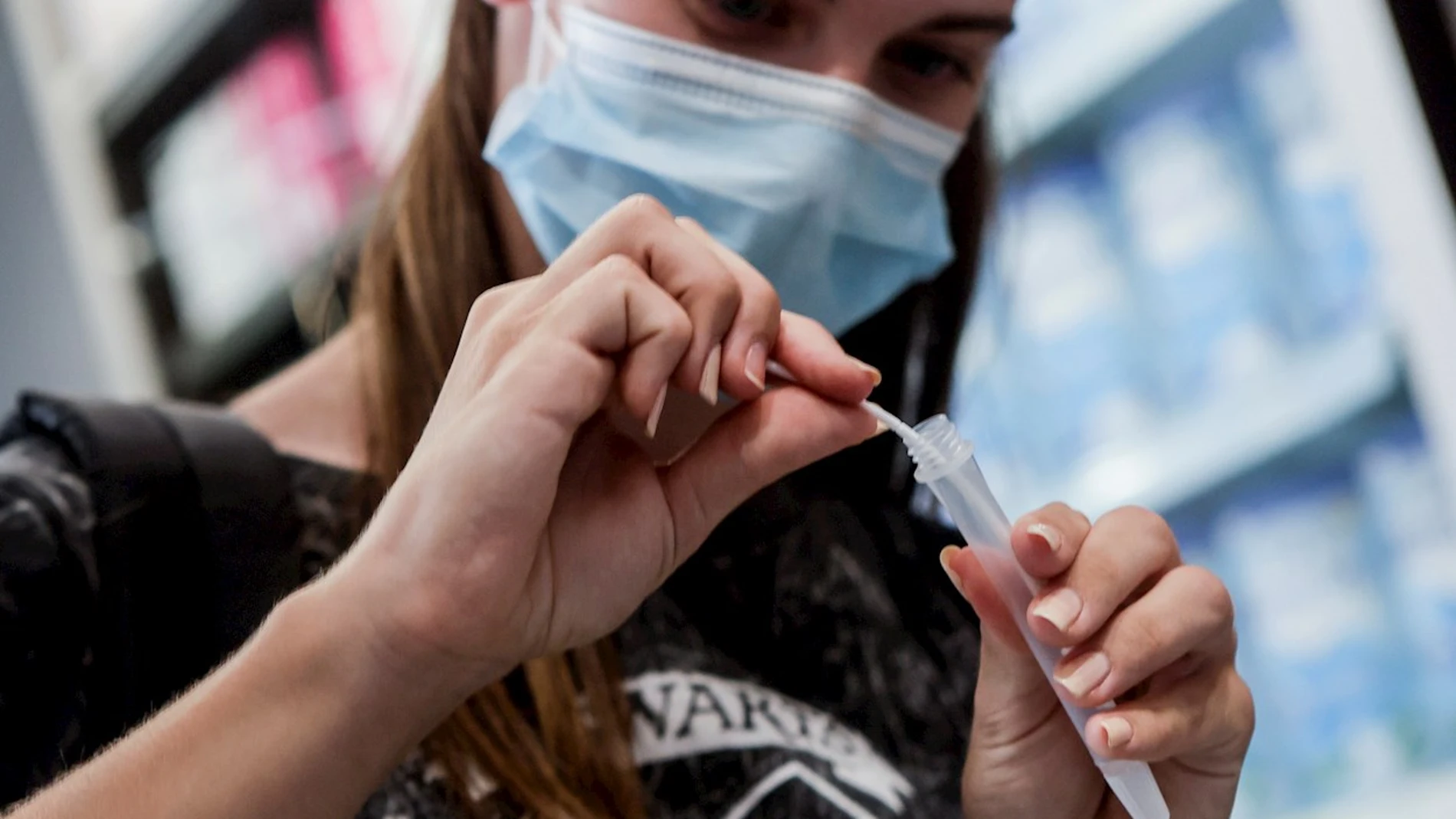 Una joven prueba un autotest de antígenos