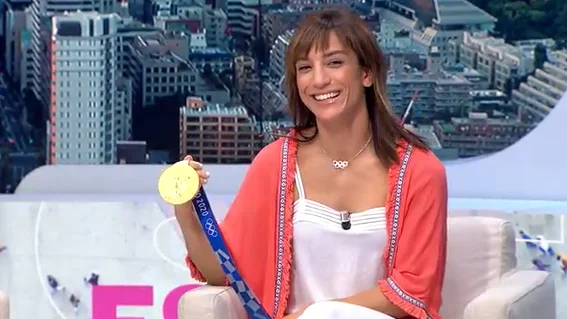 Sandra S&aacute;nchez, ganadora de la medalla de oro en k&aacute;rate en los JJOO de Tokio, visita el plat&oacute; de Espejo P&uacute;blico