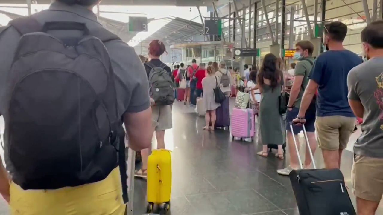 Colapso en la estación de tren de Málaga con los pasajeros sin poder guardar la distancia de seguridad - Vimarsana News