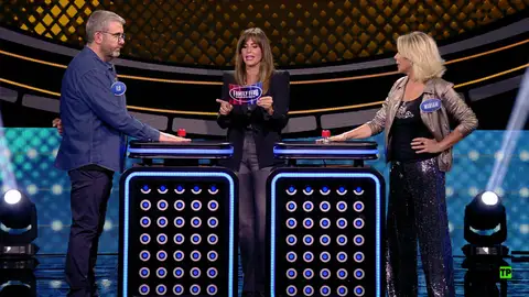 Cara a cara en ‘Family Feud’ entre los ‘Amiguetes’ y el equipo de ‘Un, dos, tres’: ¿Quién ganará? Cara a cara en ‘Family Feud’ entre los ‘Amiguetes’ y el equipo de ‘Un, dos, tres’: ¿Quién ganará?