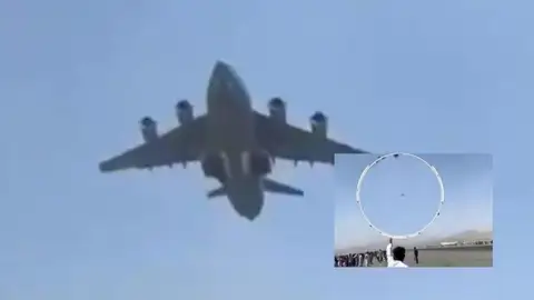 El vídeo del momento en que caen personas de un avión en Kabul El vídeo del momento en que caen personas de un avión en Kabul