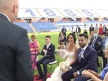 La peculiar boda entre dos seguidores del Recreativo de Huelva en el Nuevo Colombino: "Distintos amores, misma pasión" La peculiar boda entre dos seguidores del Recreativo de Huelva en el Nuevo Colombino: "Distintos amores, misma pasión"