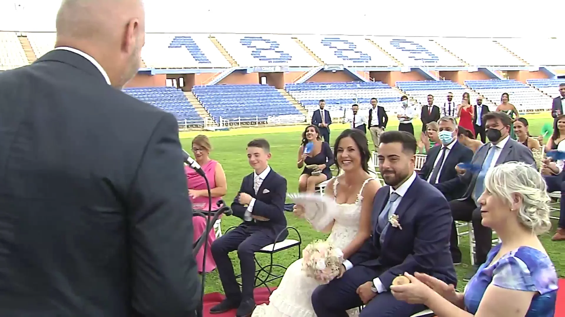 La peculiar boda entre dos seguidores del Recreativo de Huelva en el Nuevo Colombino: "Distintos amores, misma pasión" La peculiar boda entre dos seguidores del Recreativo de Huelva en el Nuevo Colombino: "Distintos amores, misma pasión"