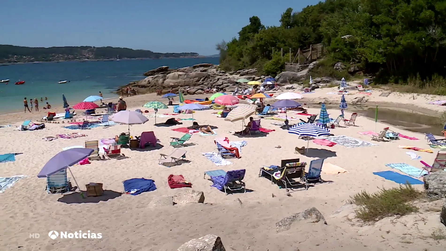 Multas por reservar sitio en la playa de Cangas de Morrazo, en Galicia