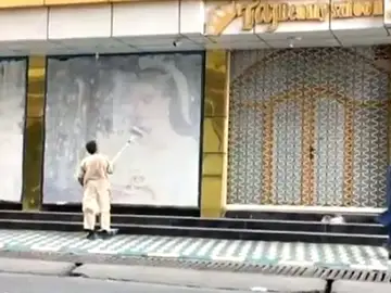 Los talibanes pintan escaparates con mujeres sin burka Los talibanes pintan escaparates con mujeres sin burka