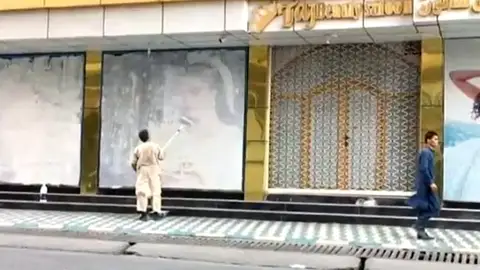 Los talibanes pintan escaparates con mujeres sin burka Los talibanes pintan escaparates con mujeres sin burka