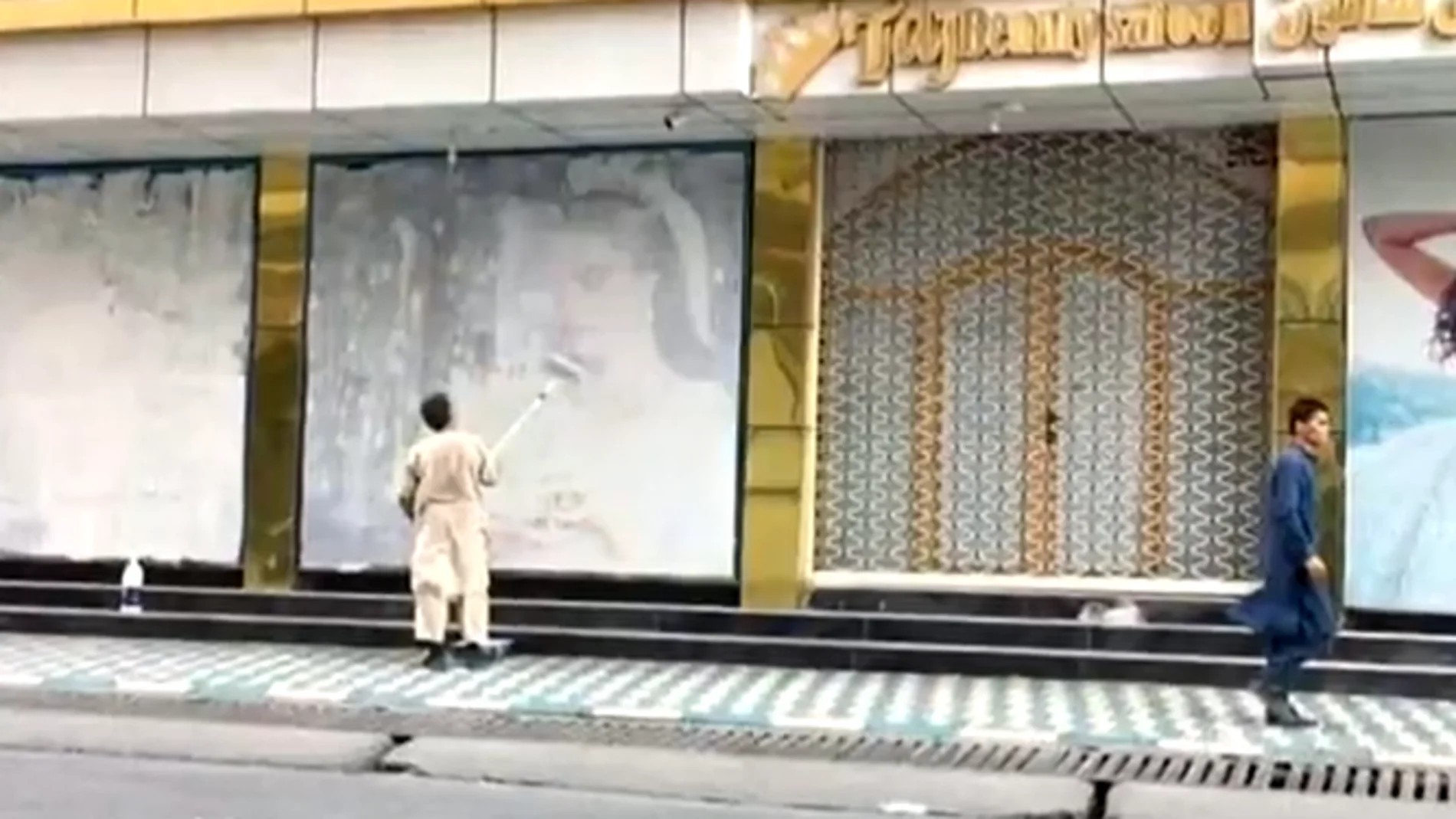 Los talibanes pintan escaparates con mujeres sin burka