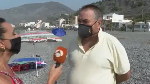 Un guardia civil que estaba de vacaciones, entre los bañistas que ayudaron a detener a 2 traficantes en una playa de Granada Un guardia civil que estaba de vacaciones, entre los bañistas que ayudaron a detener a 2 traficantes en una playa de Granada