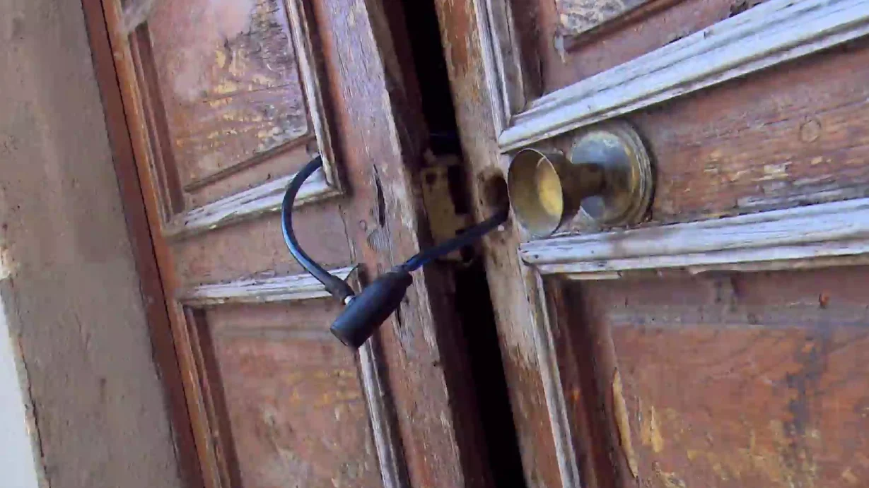Okupa Zaragoza: El propietario cierra la puerta con candado y la okupa llama a la polic&iacute;a para que le abra