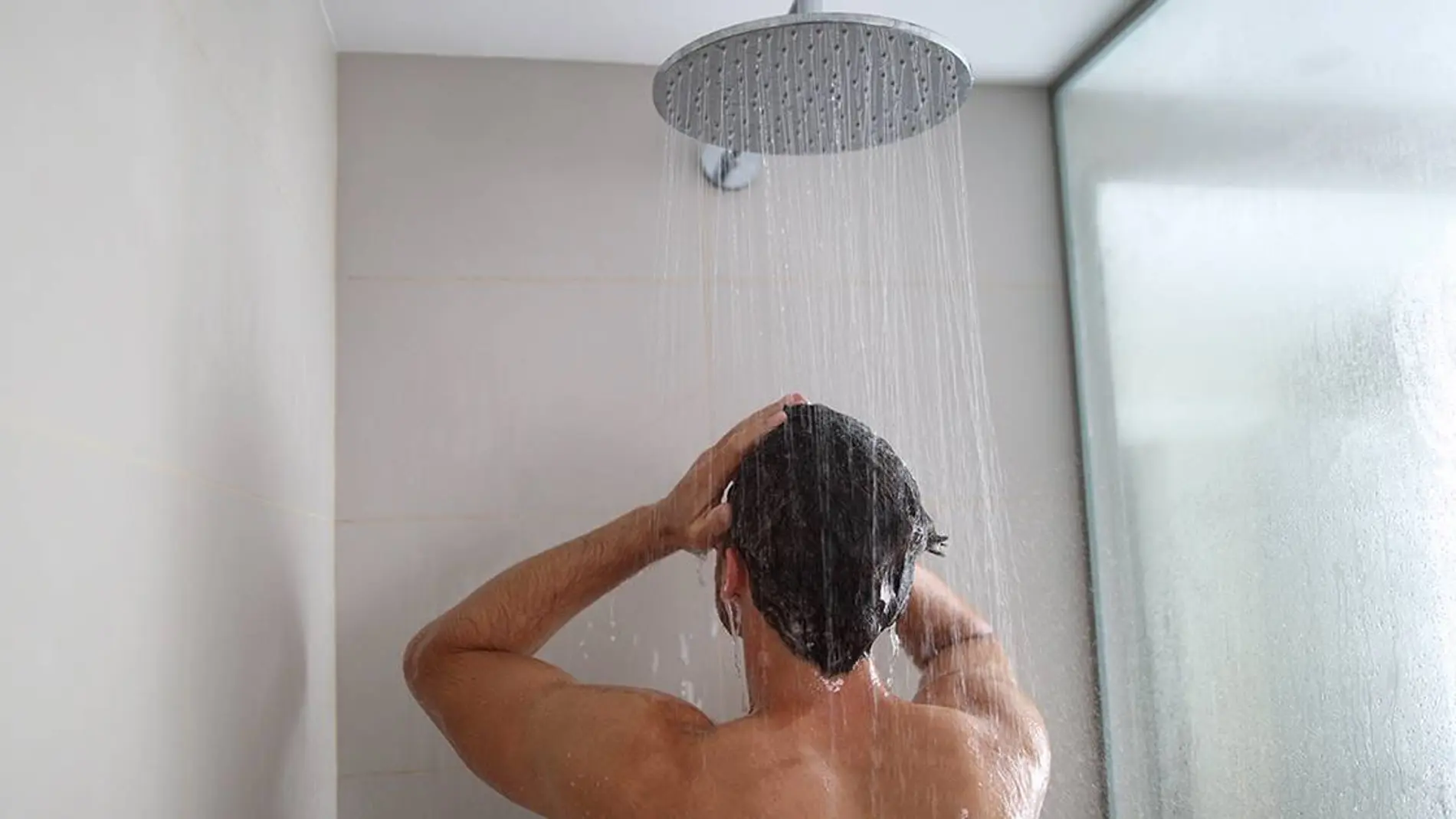 Видео в муж душе. Человек под душем. Мужчина моется в душе. Мужчина под душем.