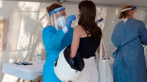 Personal sanitario realiza pruebas de diagnóstico para detectar el coronavirus Personal sanitario realiza pruebas de diagnóstico para detectar el coronavirus