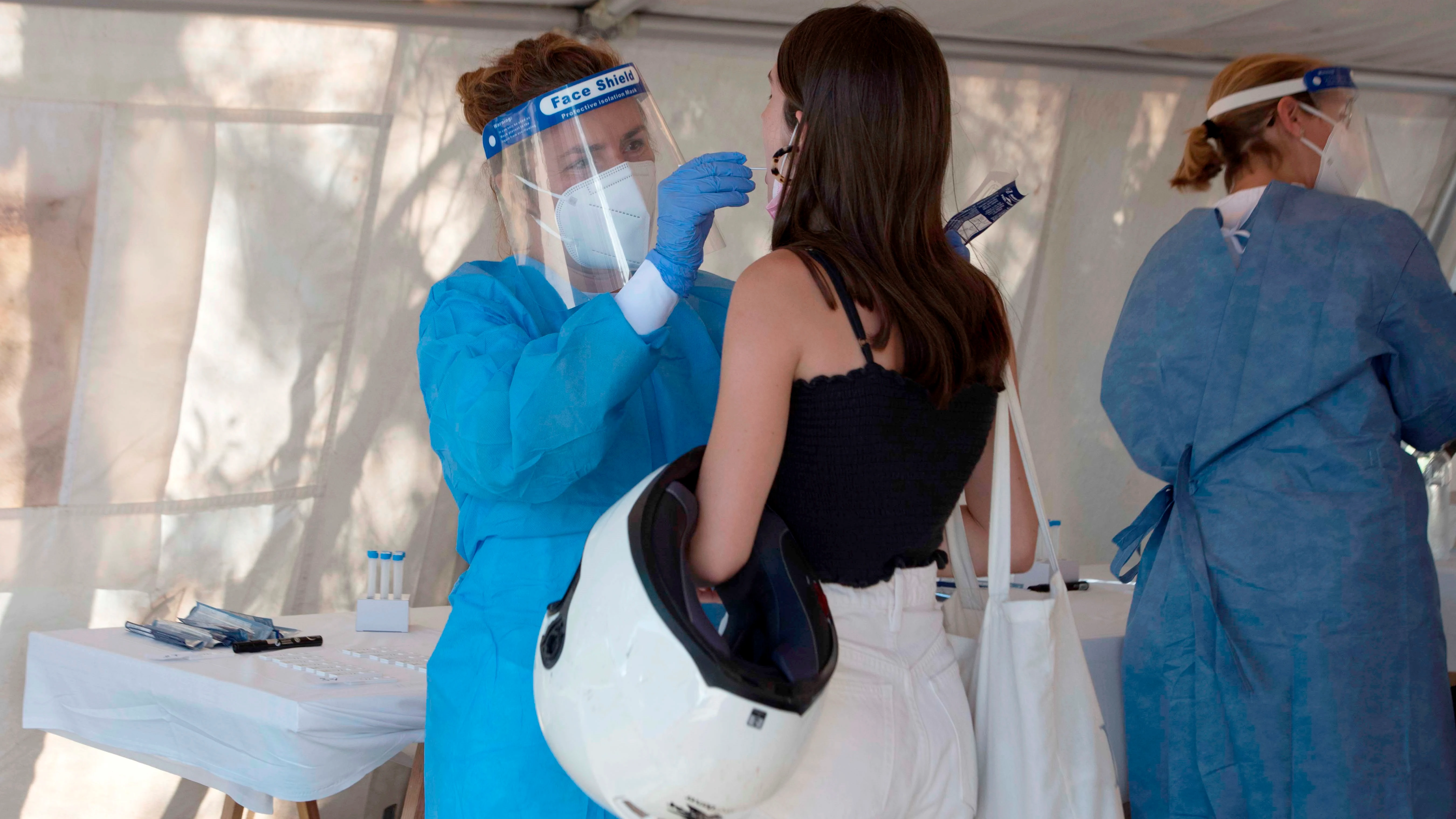 Personal sanitario realiza pruebas de diagnóstico para detectar el coronavirus Personal sanitario realiza pruebas de diagnóstico para detectar el coronavirus