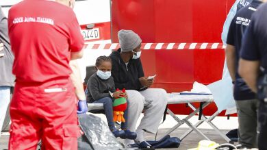 Dos barcos con 487 migrantes rescatados en el Mediterráneo piden puerto para desembarcar 