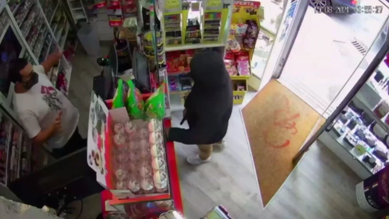 Detienen al ladrón que robó en un estanco de Gijón a punta de pistola Detienen al ladrón que robó en un estanco de Gijón a punta de pistola
