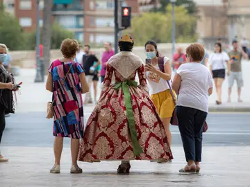 Una fallera se toma unas fotografías en el centro histórico de València. Una fallera se toma unas fotografías en el centro histórico de València.