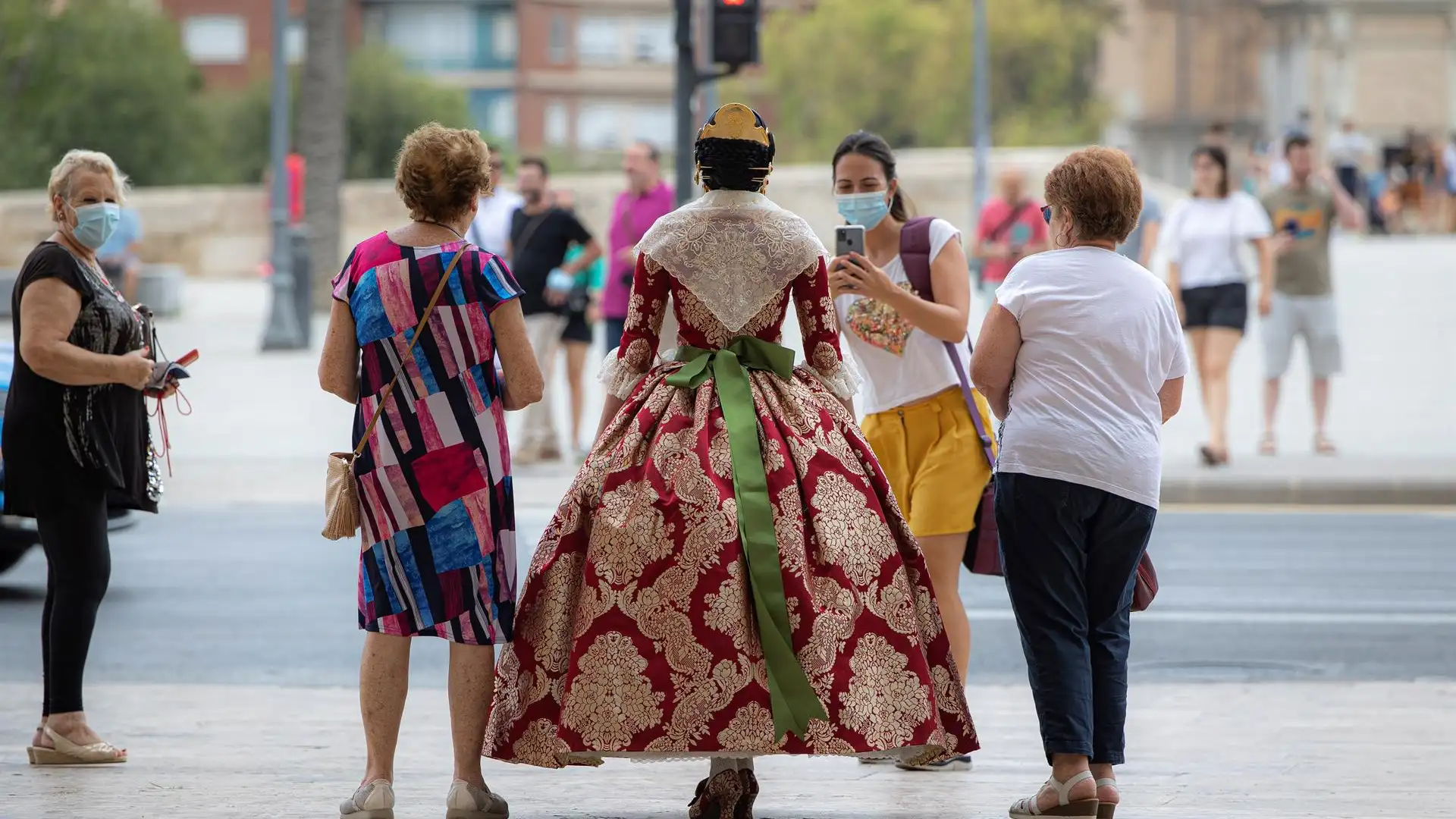 Una fallera se toma unas fotograf&iacute;as en el centro hist&oacute;rico de Val&egrave;ncia. 